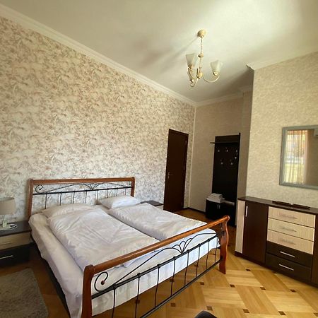 Neli & Zaal Guest House Telavi Exteriör bild