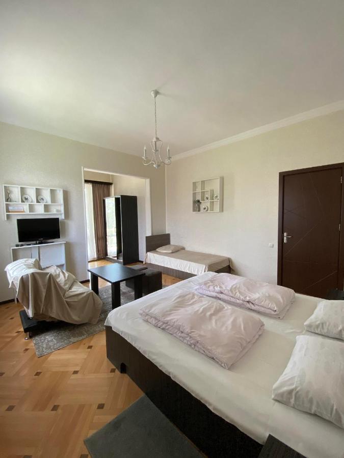 Neli & Zaal Guest House Telavi Exteriör bild