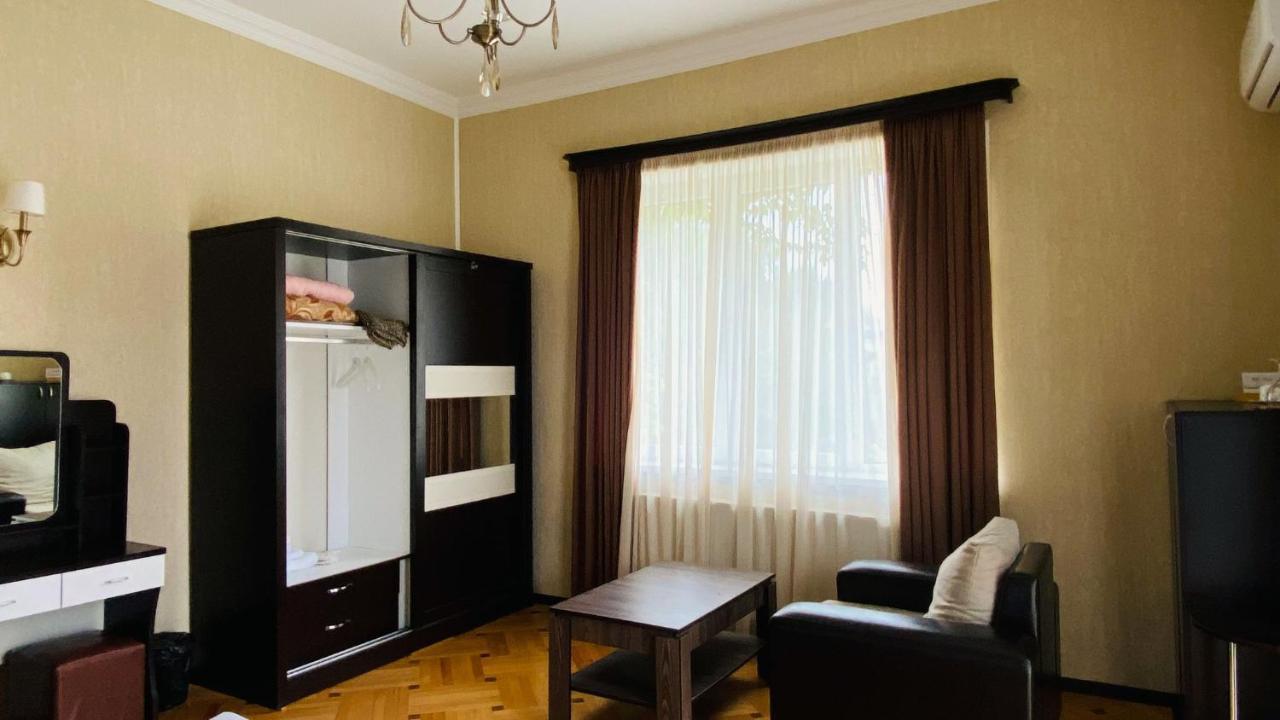Neli & Zaal Guest House Telavi Exteriör bild